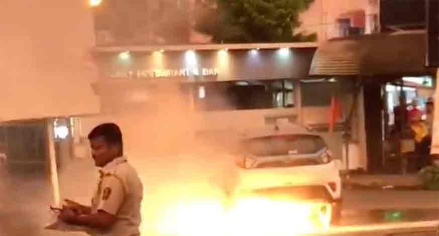मुंबई में नेक्सन EV में आग लग गई.