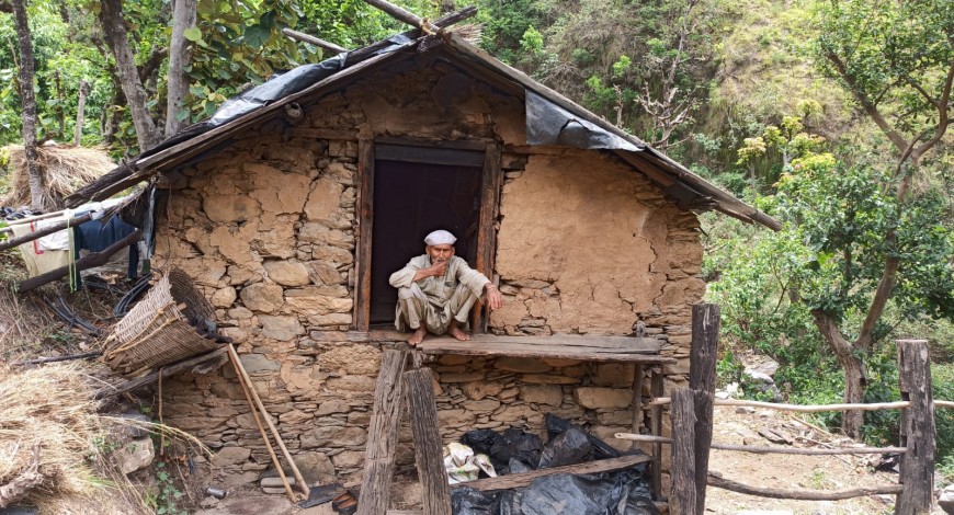 हिमाचल प्रदेश के सिरमौर जिले की पोंटा साहिब तहसील से 30 किमी दूर अपने गांव के घर में बिशन सिंह